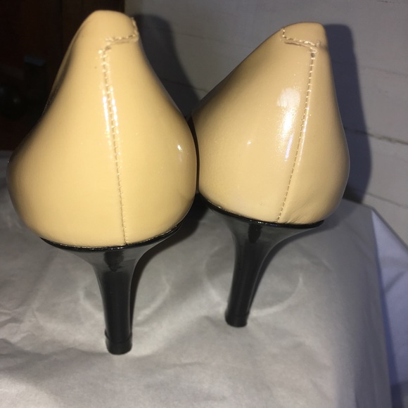 Isaac Mizrahi Pointy Cap Toe Heels Nude & Black - Picture 3 of 8